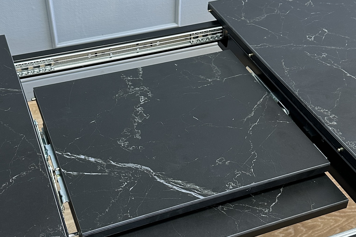 Обеденные столы - изображение №11 "Стол обеденный Стил раздвижной KS1200 черный/керамика мрамор черный"  на www.Angstrem-mebel.ru